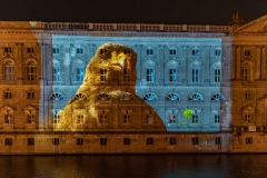 Gegenüber vom St. Georg Denkmal
